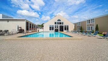 Piscine extérieure, piscine chauffée, chaises longues