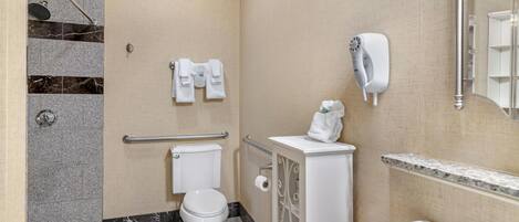 Un baño con ducha, inodoro y bañera.