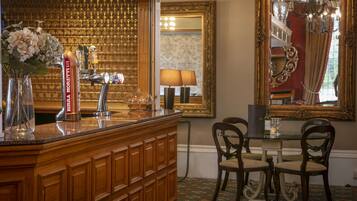 2 bars/lounges, lobby lounge