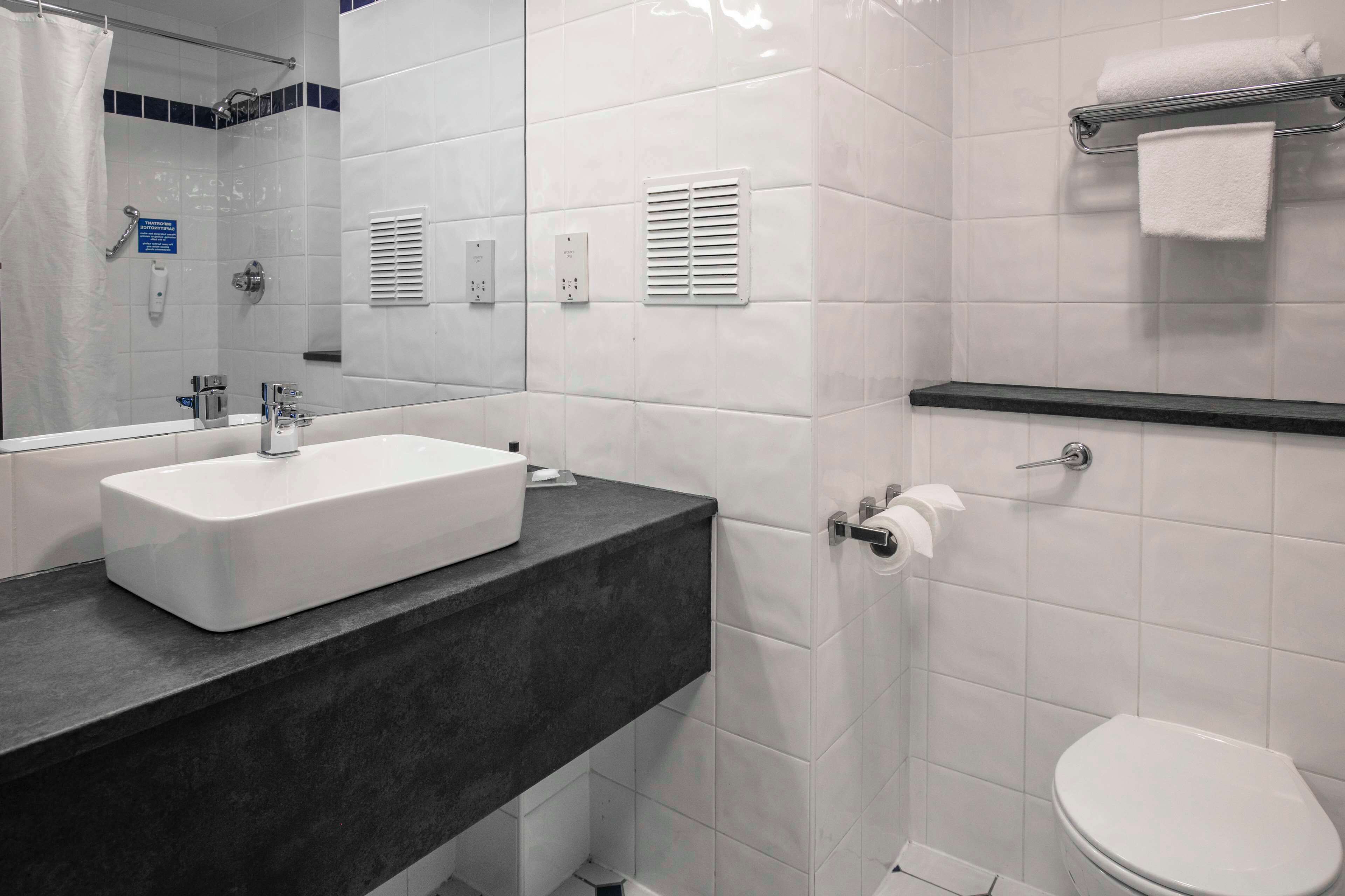 Combined shower/tub, free toiletries, hair dryer, towels