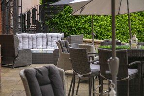 Petit déjeuner servi sur place, vue sur le jardin