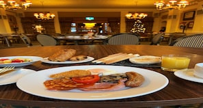 Frukost serveras, med utsikt mot trädgården