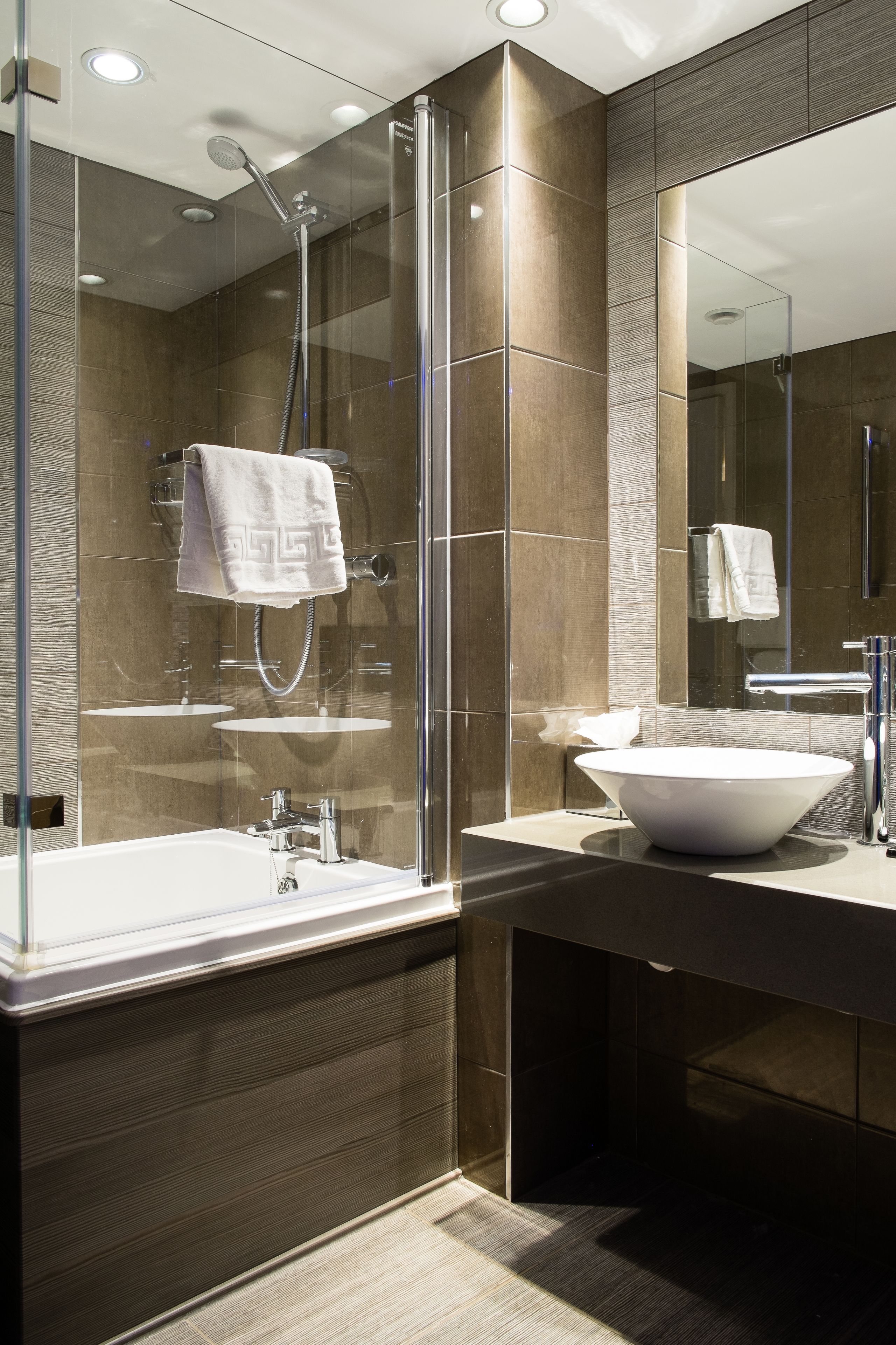 Executive Double Room | Bathroom | Shower, free toiletries, hair dryer, towels