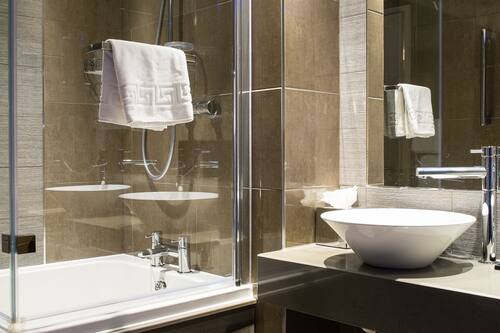 Executive Double Room | Bathroom | Shower, free toiletries, hair dryer, towels