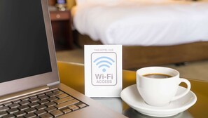 アイロン / アイロン台、WiFi (無料)、ベッドシーツ、アラーム付き時計