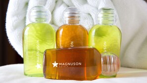 Ensemble baignoire-douche, articles de toilette (gratuits)