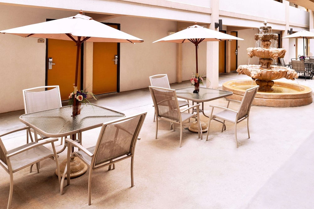 Executive Inn & Suites