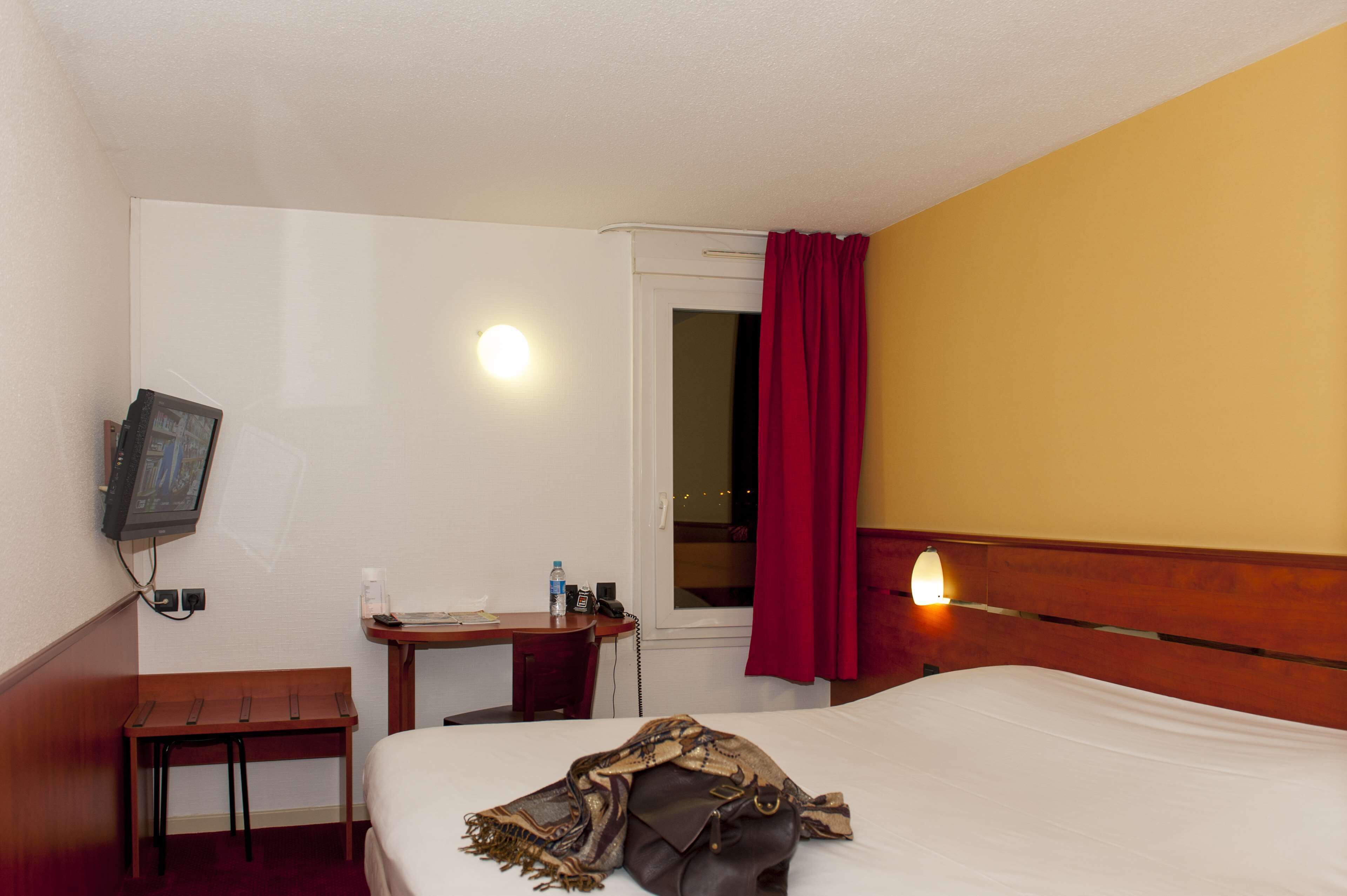 comfort room, connecting rooms | desk, soundproofing, free wifi, bed sheets