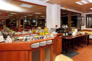 Tägliches Frühstücksbuffet (13 EUR pro Person)