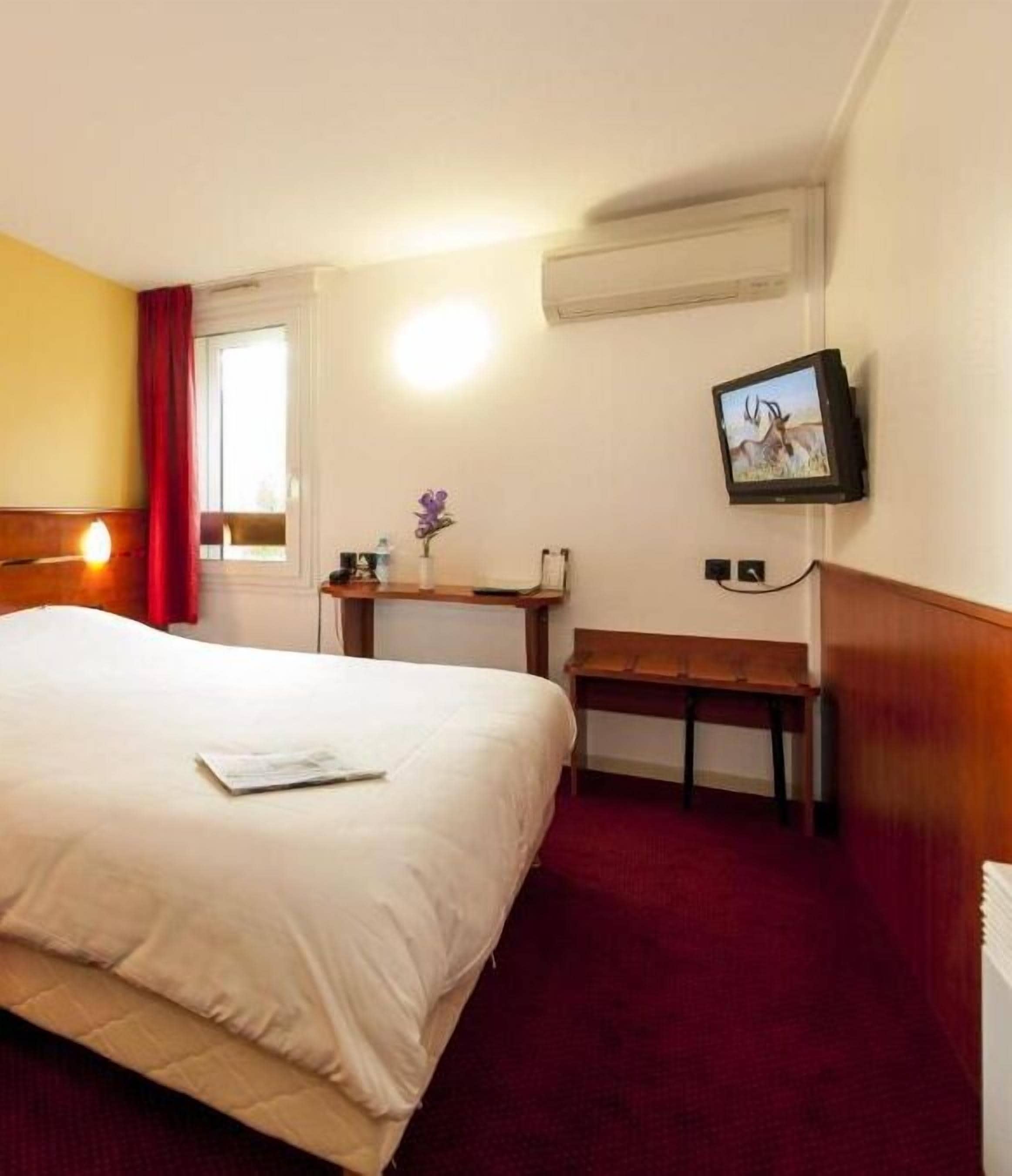 desk, soundproofing, free wifi, bed sheets