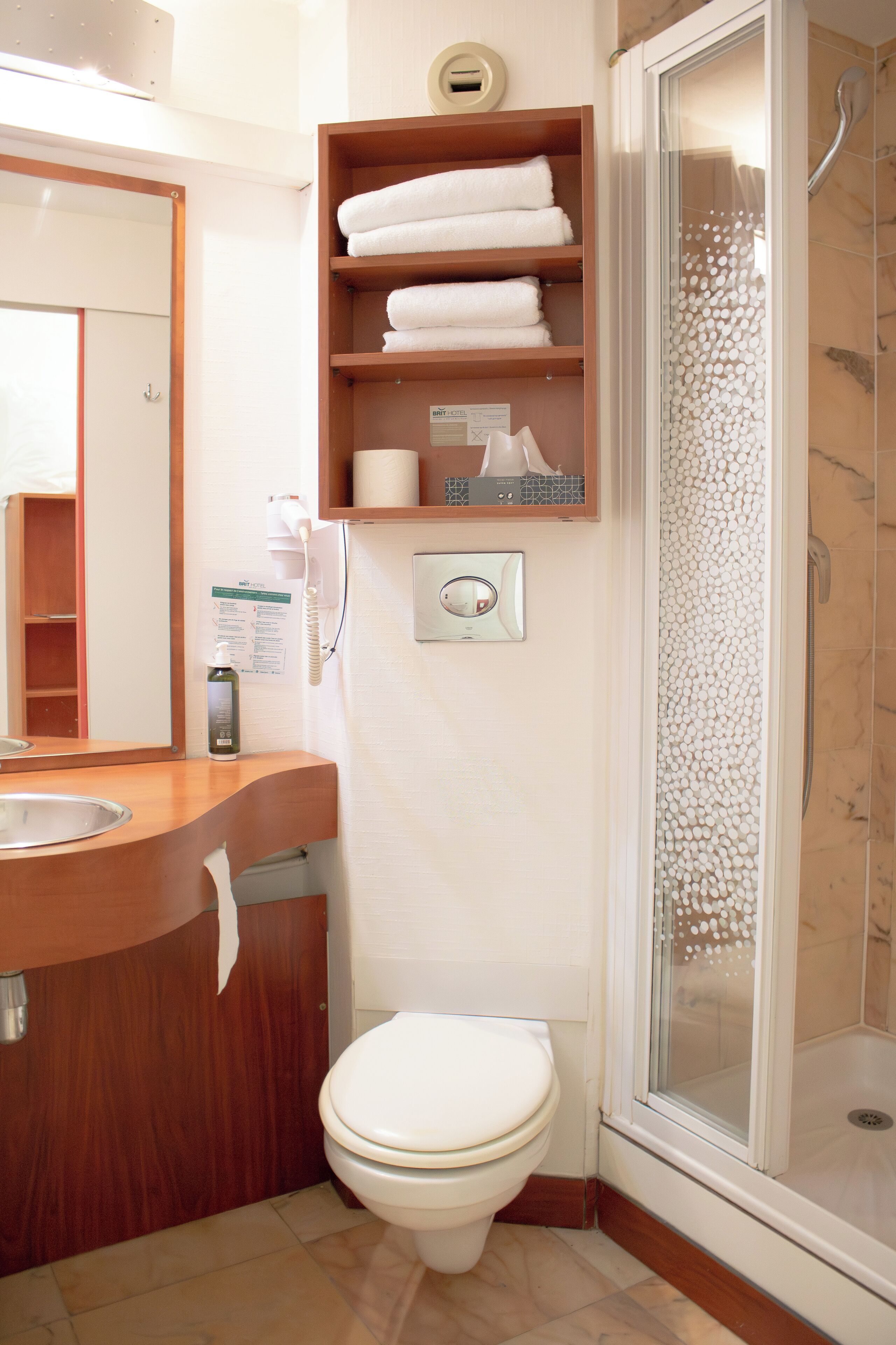 Articles de toilette gratuits, sèche-cheveux, serviettes fournies