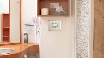 Articles de toilette gratuits, sèche-cheveux, serviettes fournies