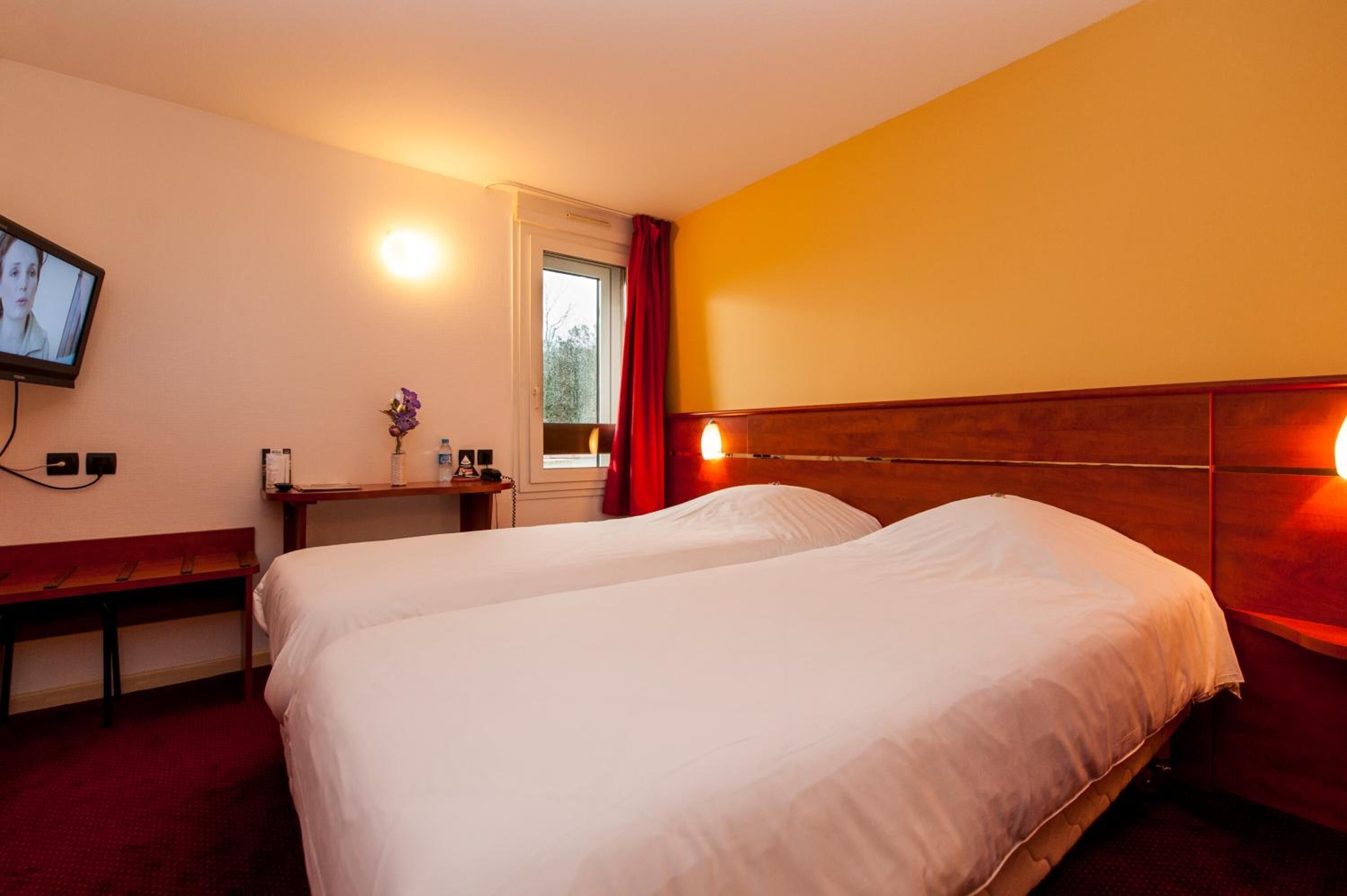 desk, soundproofing, free wifi, bed sheets