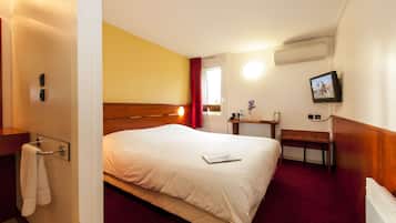 Desk, soundproofing, free WiFi, bed sheets