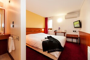 Desk, soundproofing, free WiFi, bed sheets - Brit Hotel Agen - L'Aquitaine (Le Passage)