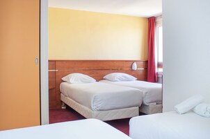 Escritorio, sistema de insonorización, wifi gratis y ropa de cama 