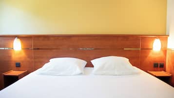 Una scrivania, insonorizzazione, Wi-Fi gratuito, lenzuola