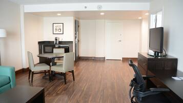 Suite, 1 King Bed, Non Smoking