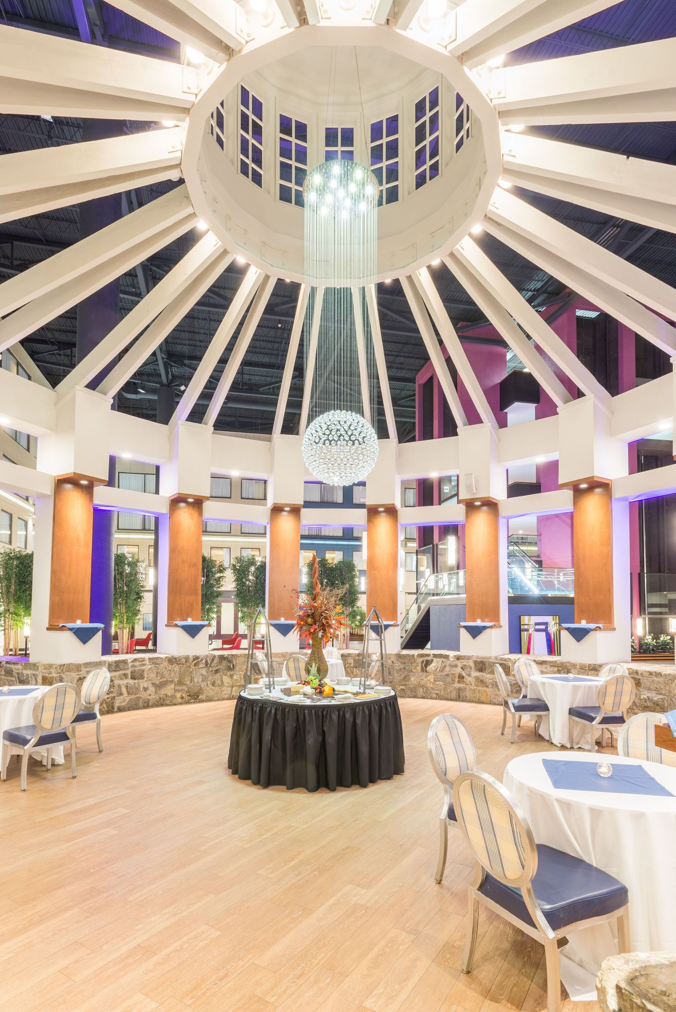 供应早餐、午餐和晚餐