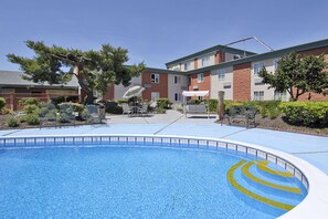 Una piscina al aire libre de temporada