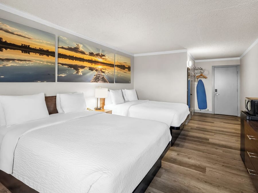 Quarto standard, 2 camas Queen | Cortinas blackout, ferros/tábuas de passar roupa, berços grátis