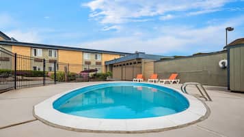 Una piscina al aire libre de temporada