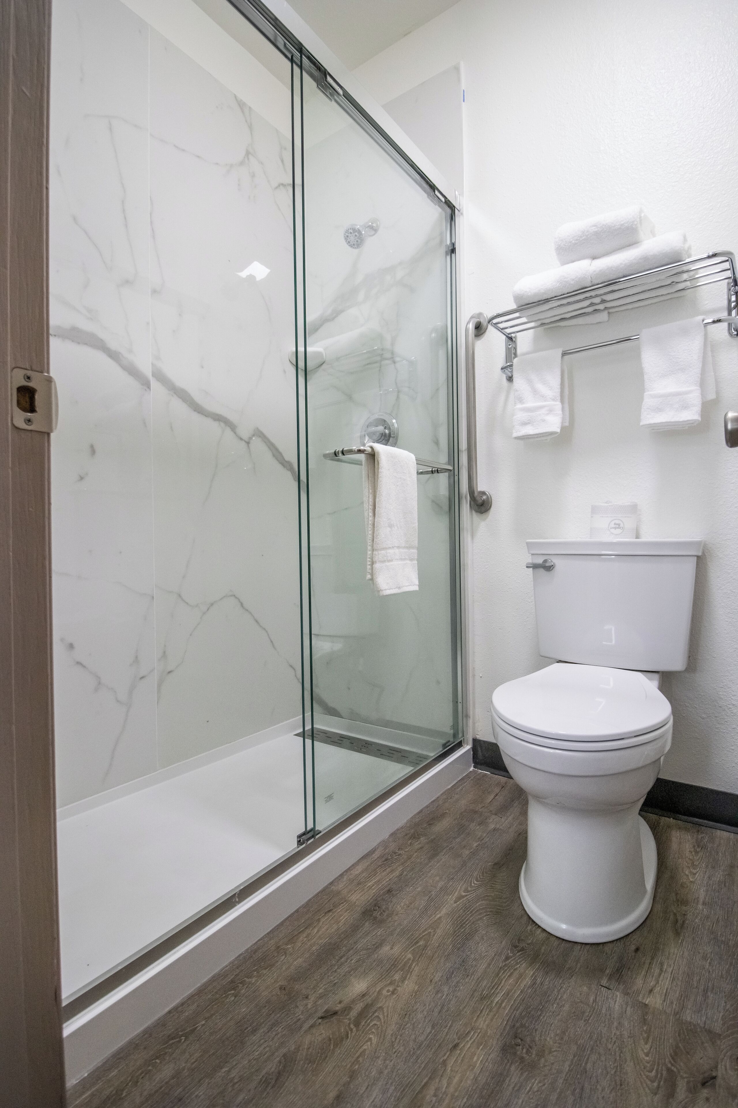 Bañera con ducha, artículos de tocador gratuitos, secador de pelo