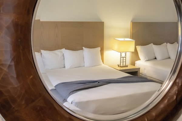 Basic Room, 2 Katil Ratu (Queen), Non Smoking | Meja, ruang kerja komputer riba, seterika/papan seterika