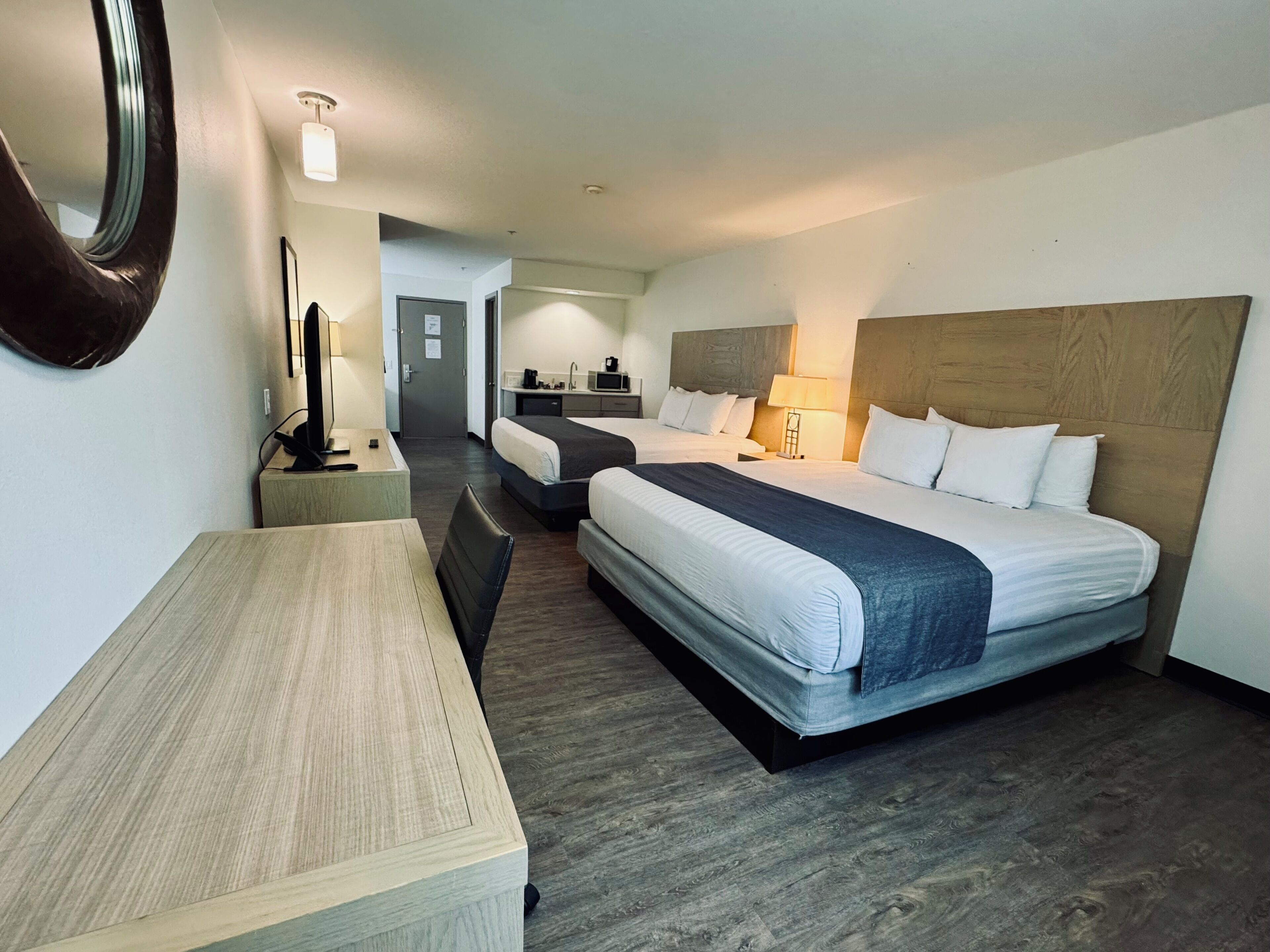 Chambre, plusieurs lits, non-fumeurs | Bureau, espace de travail pour ordinateur portable