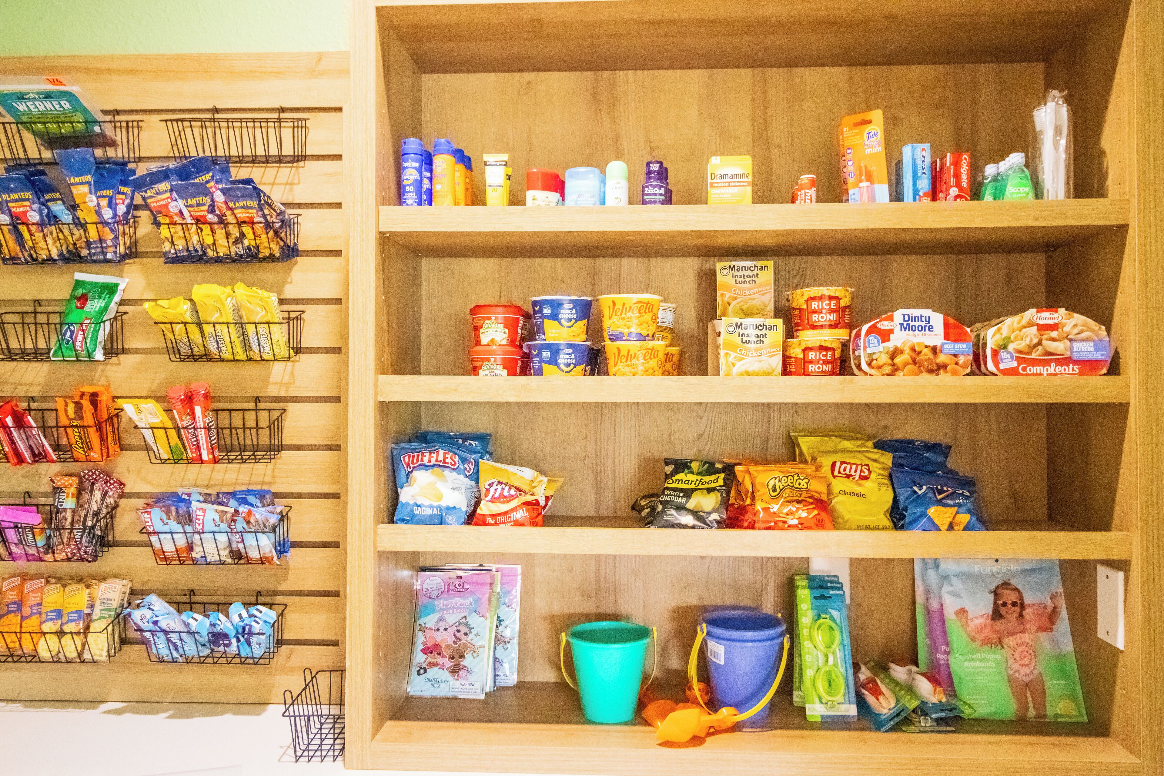 Eine Auswahl an Snacks, Getränken und verpackten Lebensmitteln.