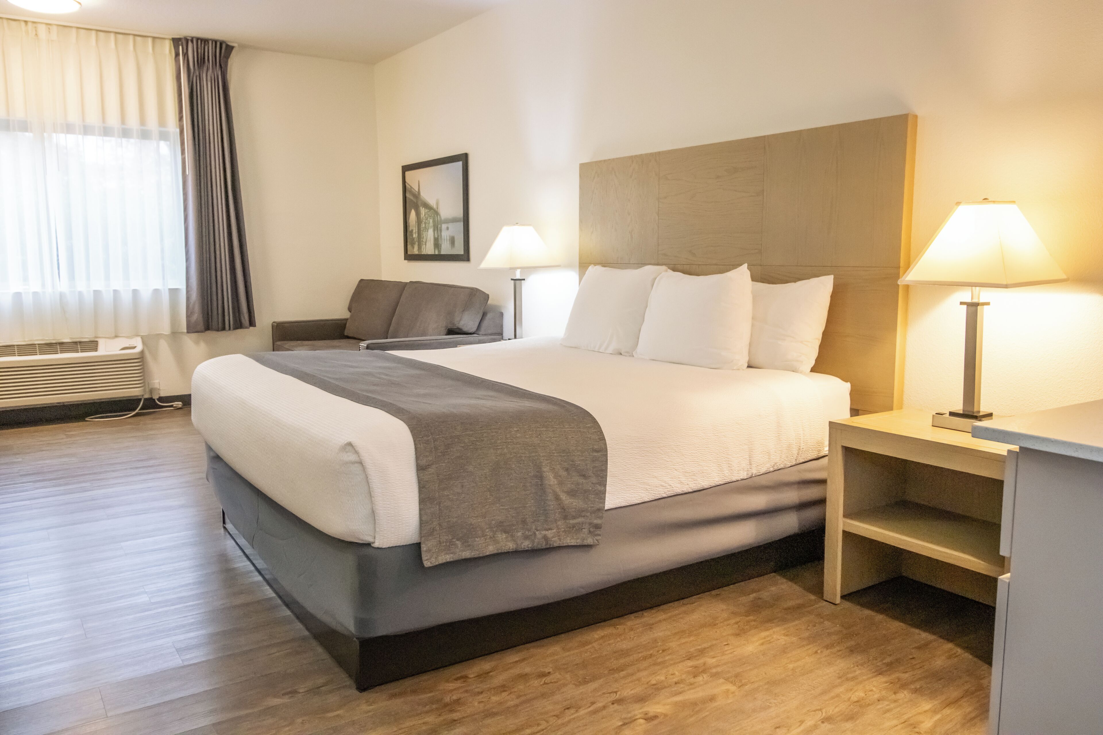 مكتب ومساحة عمل للكمبيوتر المحمول ومكواة/لوح كي وأسرّة قابلة للطي