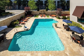Piscine extérieure, parasols de plage, chaises longues