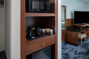 Een kluis op de kamer, individueel gemeubileerd, een bureau