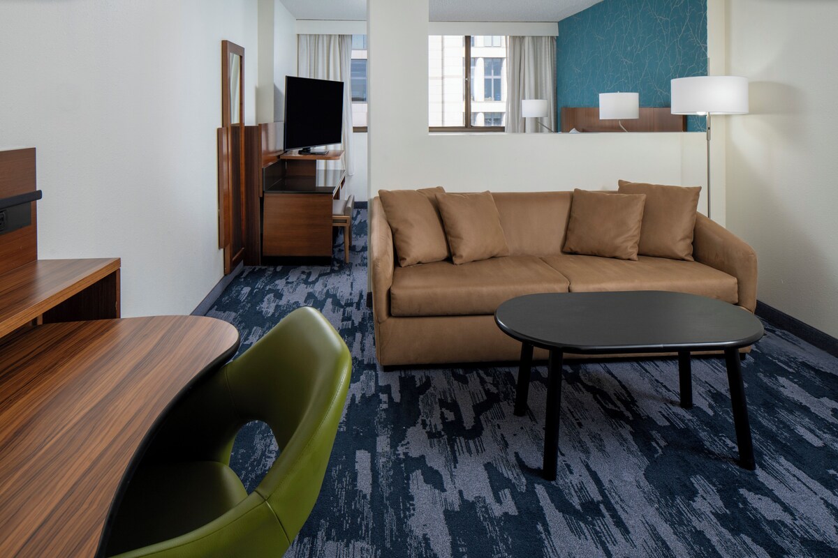 Suite, 1 kingsize-seng med sovesofa (High Floor) | Safe på rommet, skrivebord og skrivebord for bærbar PC