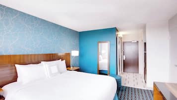 Caja de seguridad en la habitación, muebles diferentes y escritorio