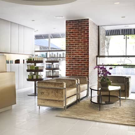 Couples treatment rooms, body treatments, hot stone massages