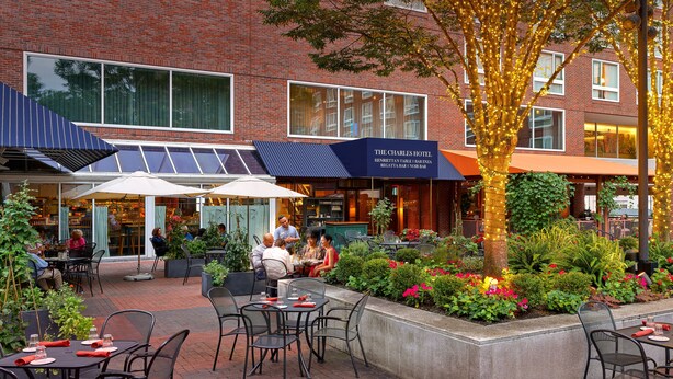 The Charles Hotel met terras en een tuin.