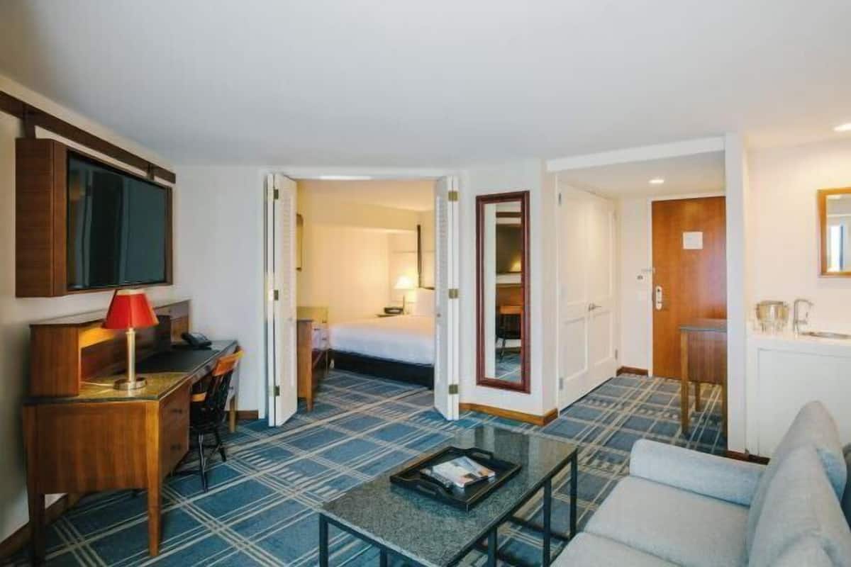 1 bedroom, premium bedding, down duvets, minibar