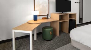 Bureau, rideaux occultants, fer et planche à repasser, draps fournis