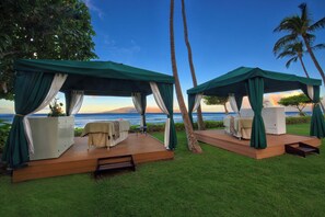 On the beach, beach cabanas, sun-loungers, beach umbrellas - Marriott's Maui Ocean Club - Lahaina & Napili Towers (Lahaina)
