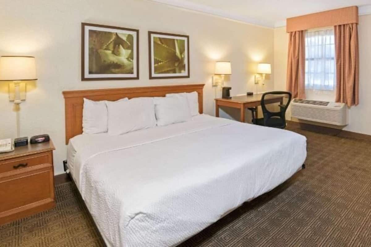 Camas con pillow-top, escritorio y cortinas blackout