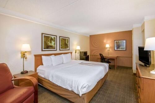 Surmatelas, bureau, rideaux occultants, fer et planche à repasser