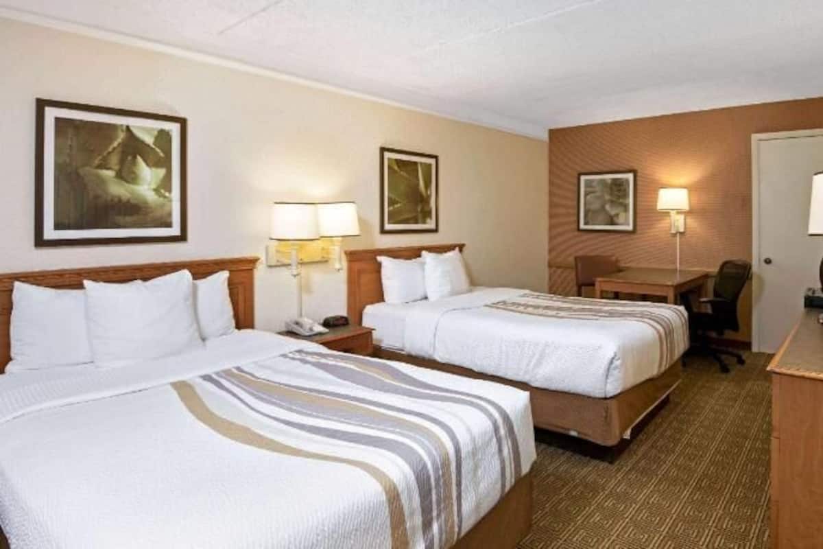 Camas con pillow-top, escritorio y cortinas blackout