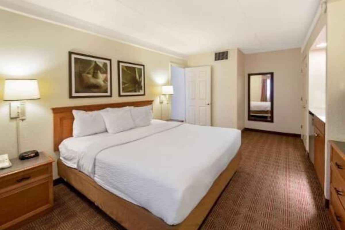Camas con pillow-top, escritorio y cortinas blackout