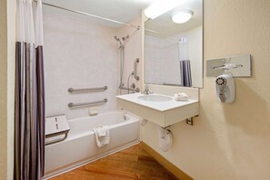 Tina con regadera, amenidades de baño ecológicas, secadora de cabello 