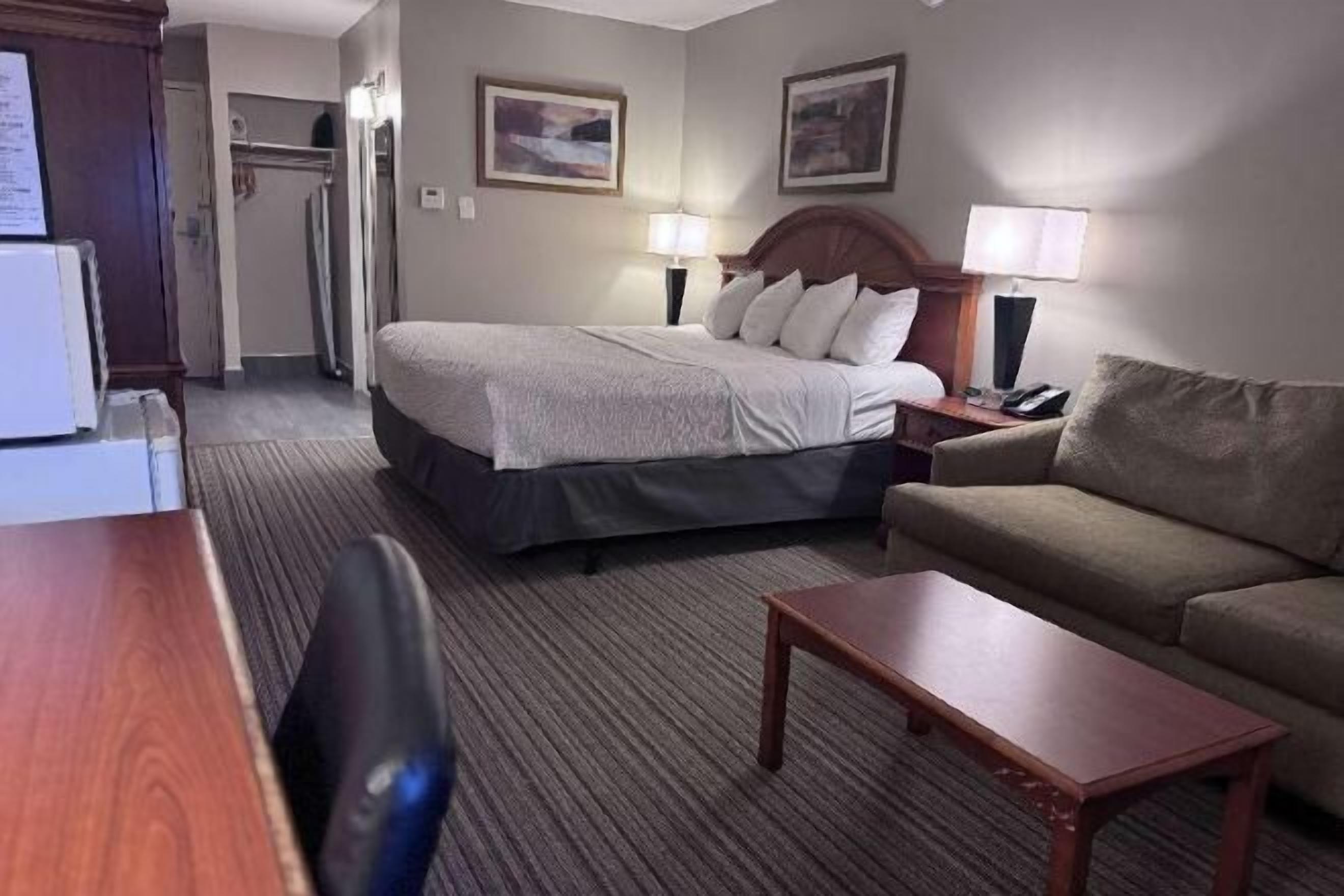 Senger med overmadrass, skrivebord og blendingsgardiner