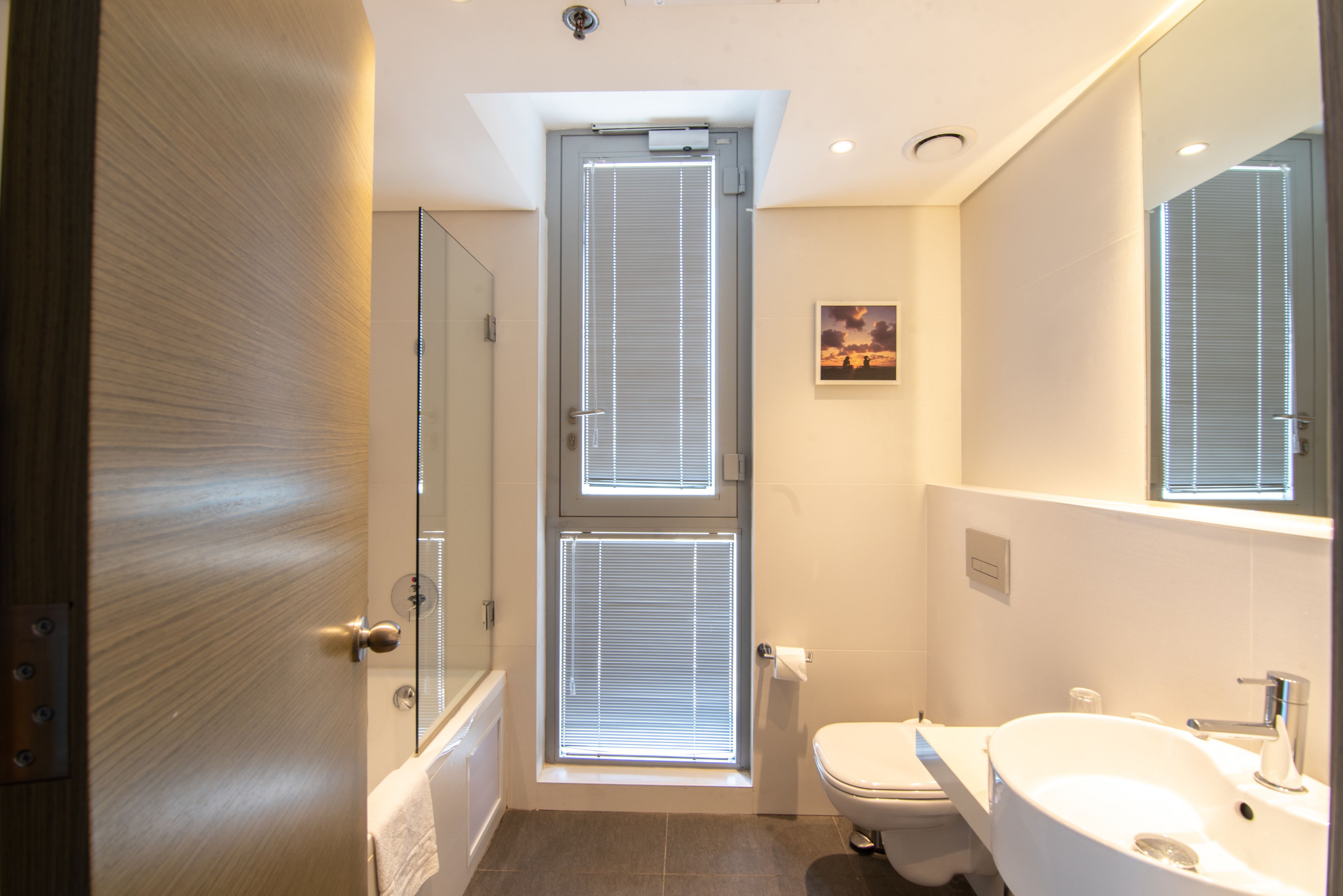 executive room, 2 single beds, jetted tub, city view | 1 bedroom, in-room safe, free wifi, bed sheets