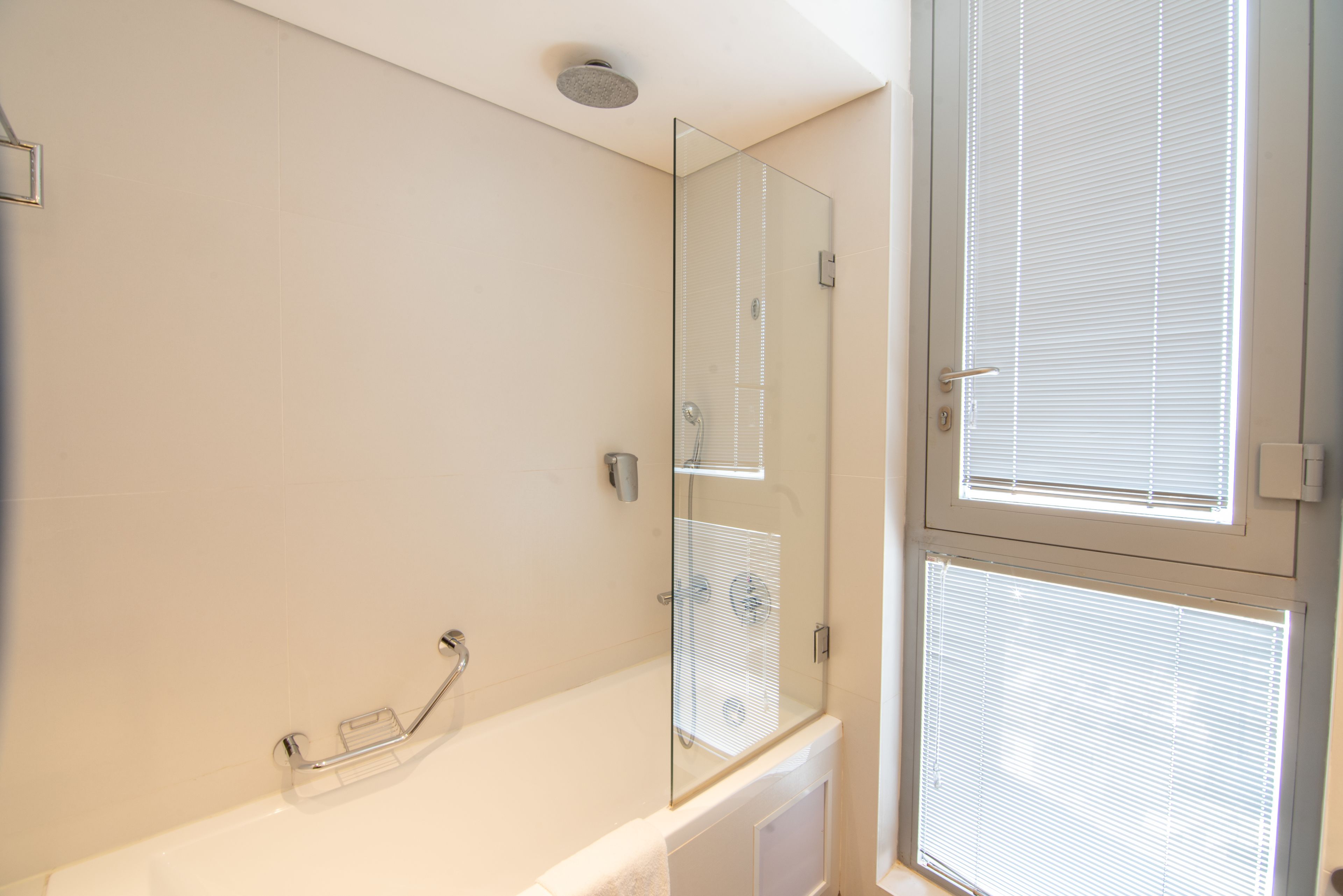 executive room, 2 single beds, jetted tub, city view | 1 bedroom, in-room safe, free wifi, bed sheets