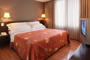 Minibar, caja de seguridad en la habitación y escritorio 