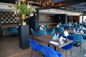 Melayani sarapan, makan siang, makan malam; dengan santap malam alfresco